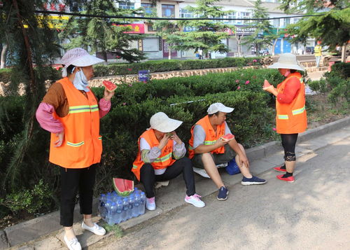 古曰今说爱心在行动团队炎炎夏日为修路工送清凉